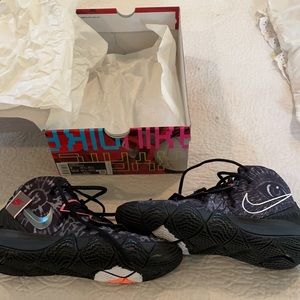 Men’s basketball shoes